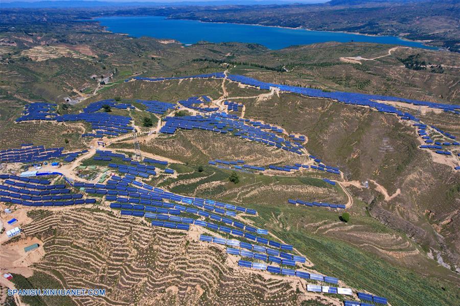 Vista aérea de planta de energía fotovoltaica en Taiyuan, Shanxi