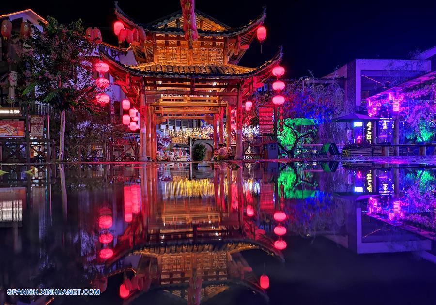 Paisaje nocturno en Zhangjiajie, Hunan
