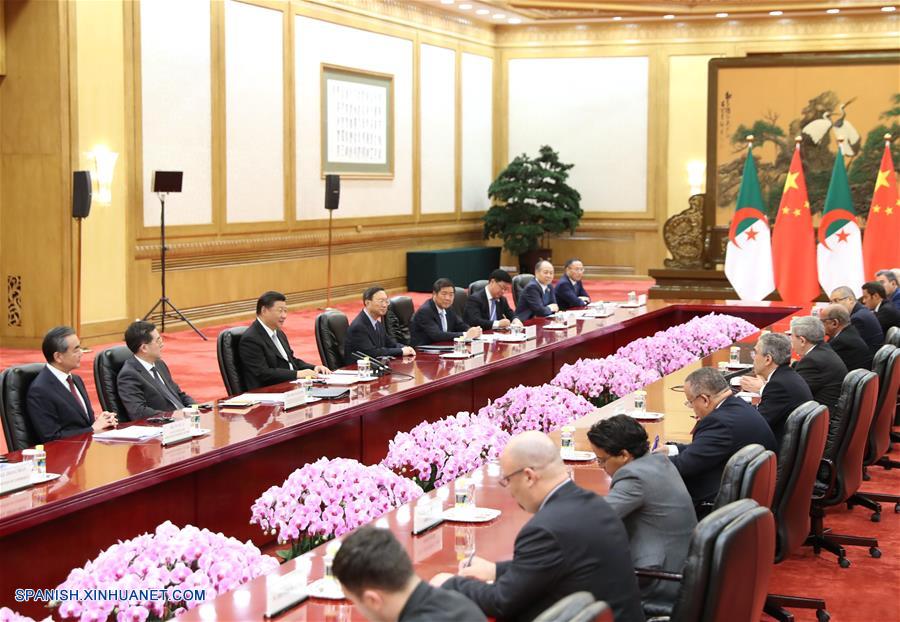 Xi se reúne con primer ministro de Argelia
