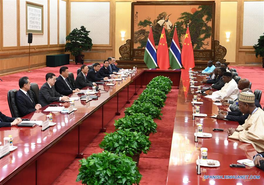 Xi se reúne con presidente de Gambia