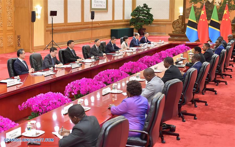 Xi se reúne con primer ministro de Tanzania