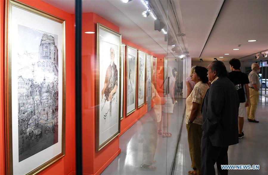 Los visitantes aprecian las obras de arte chino en Madrid