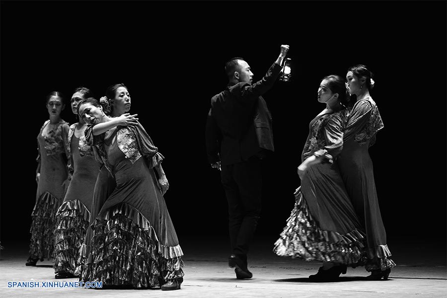 ESPECIAL: Chinos de cuello blanco con corazón flamenco