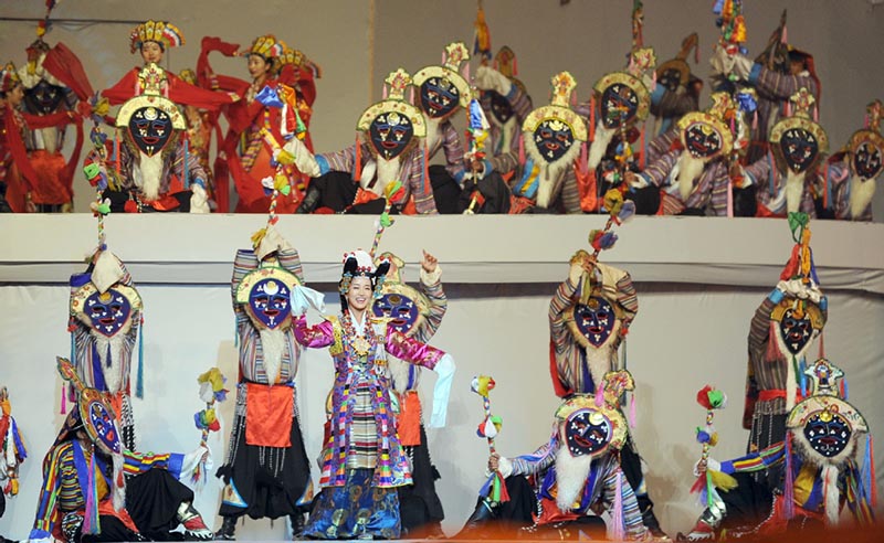 Los artistas realizan una rutina de baile tibetano en la IV Exposición de Turismo y Cultura del Tíbet de China el viernes. [Foto de Phenthok / Tibet Daily]