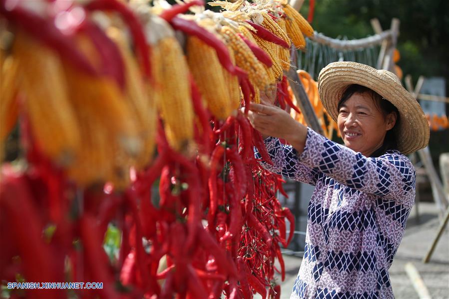 Anhui: Residentes ventilan chiles y maíz en antigua villa de Chengkan