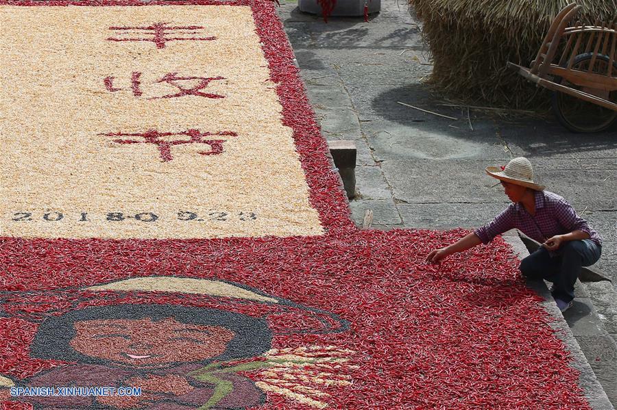 Anhui: Residentes ventilan chiles y maíz en antigua villa de Chengkan