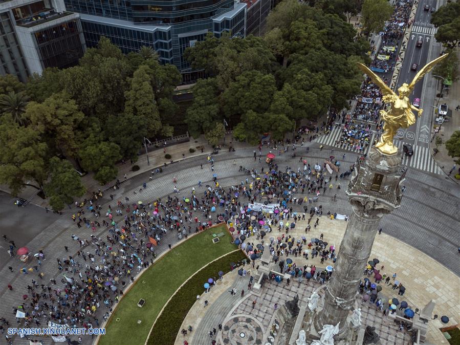 Personas participan durante la Marcha del Silencio en la Ciudad de México