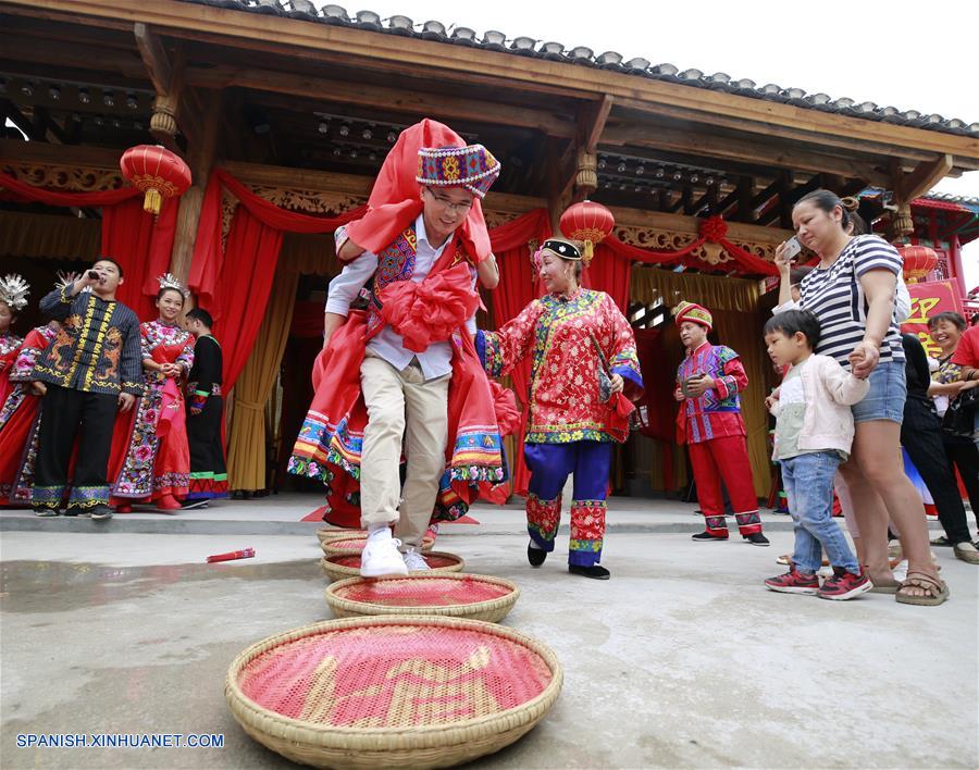 Turistas experimentan las tradiciones de la boda del grupo étnico Tujia en Hunan