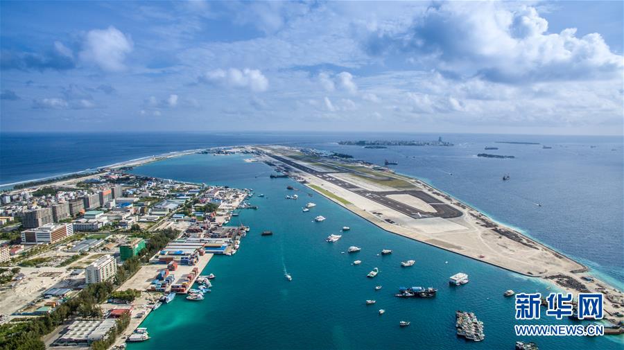 Prueba de vuelo en la nueva pista del aeropuerto internacional de Maldivas