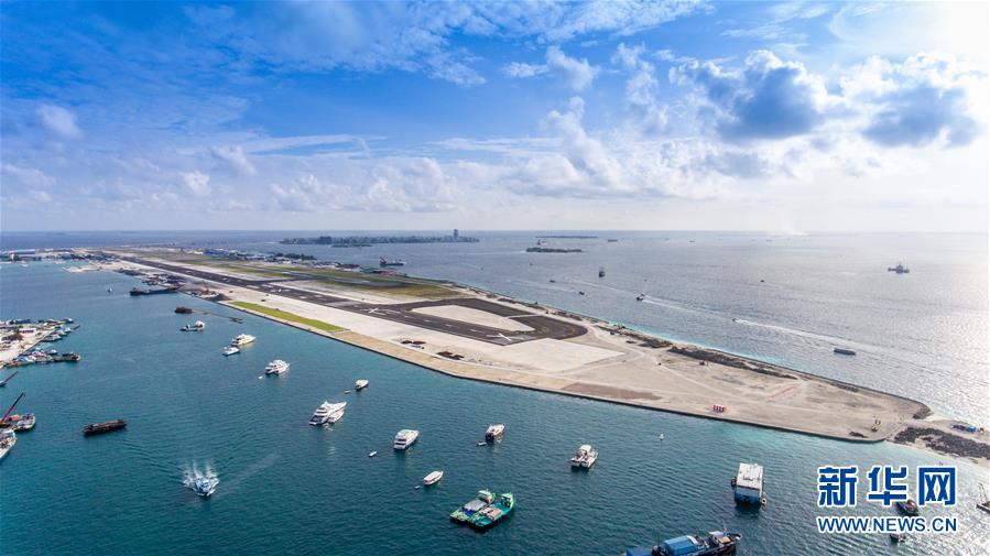 Prueba de vuelo en la nueva pista del aeropuerto internacional de Maldivas