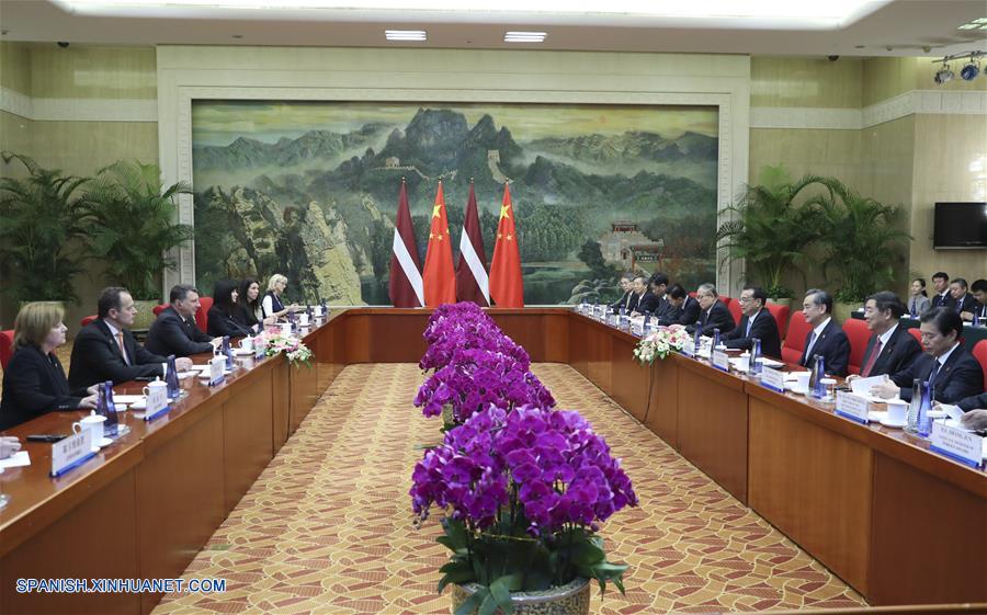 Primer ministro chino pide estrechar cooperación con Letonia