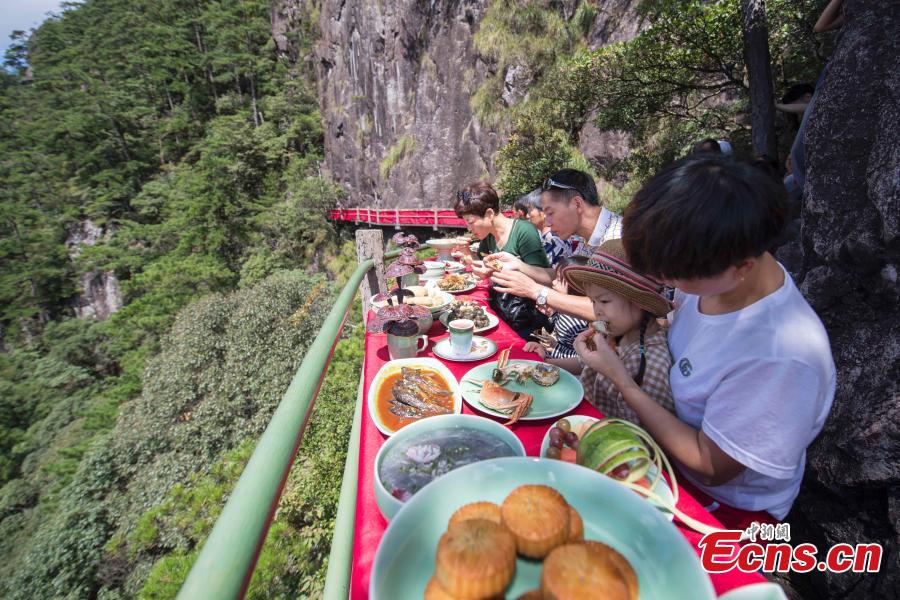Abre un restaurante en un acantilado de Zhejiang
