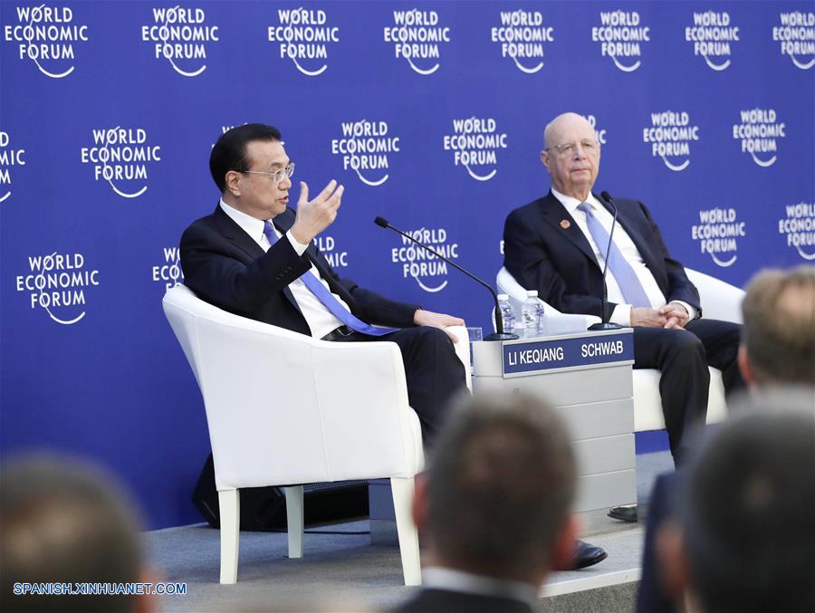 Premier chino dialoga con representantes que asisten a Davos de Verano