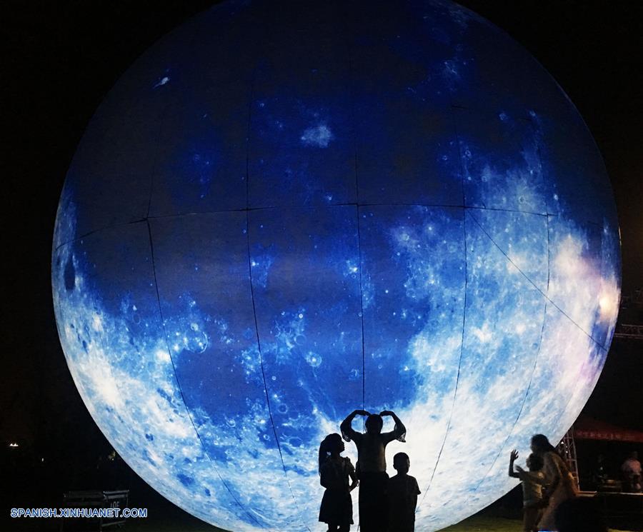 Celebran Festival de Medio Otoño con instalaciones de luna en ciudades de China