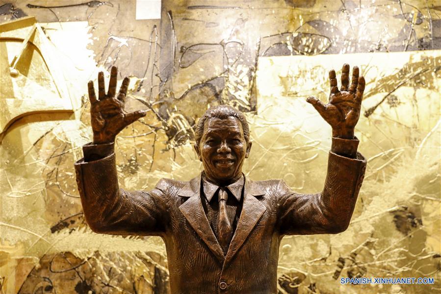 Desvelan estatua de Nelson Mandela en sede de ONU