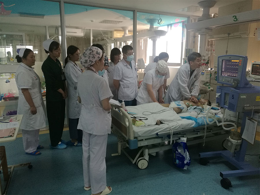 Médicos chinos realizan 30.000 compresiones de pecho para salvar a un niño en Changzhou