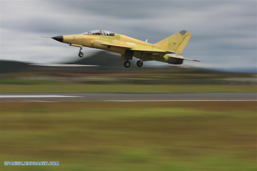 Avión versátil chino FTC-2000G realiza vuelo inaugural