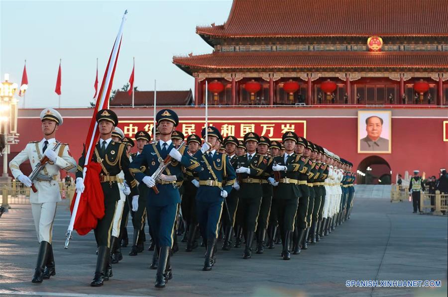 China: Ceremonia de izamiento de bandera durante las actividades del Día Nacional