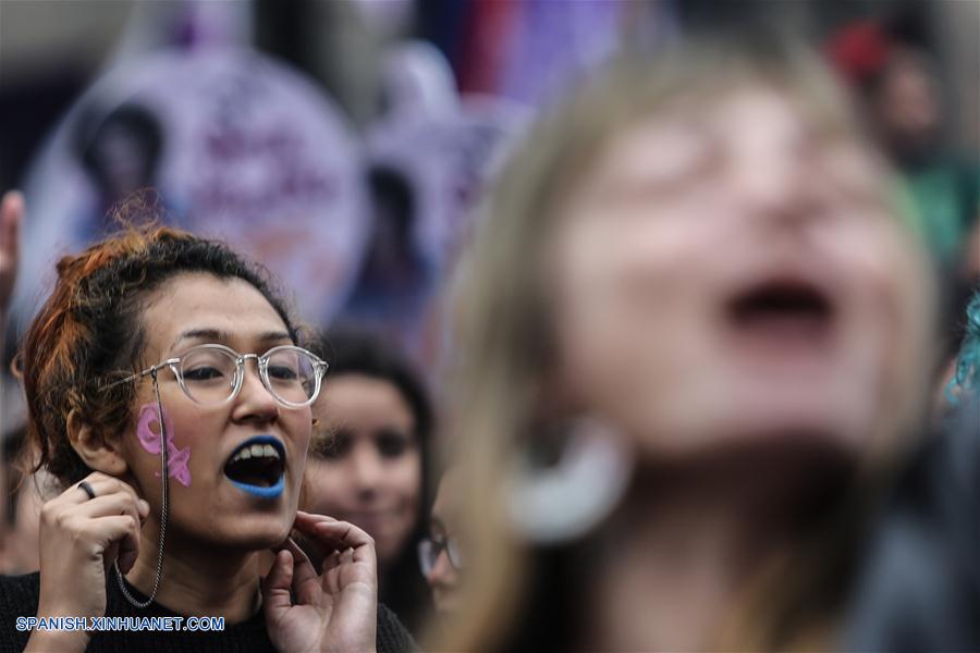 SAO PAULO, octubre 6, 2018 (Xinhua) -- Personas participan en una protesta en contra del candidato a la Presidencia de Brasil por el Partido Social Liberal (PSL), Jair Bolsonaro, en Sao Paulo, Brasil, el 6 de octubre de 2018. Más de 147 millones de brasileños están llamados a participar el próximo domingo en las elecciones generales más inciertas de la historia reciente, luego de una severa crisis política del país. Los números apuntan a un escenario de segunda vuelta muy disputado entre Bolsonaro y el candidato del Partido de los Trabajadore (PT), Fernando Haddad, que empatan técnicamente en las simulaciones del segundo turno. (Xinhua/Rahel Patrasso)