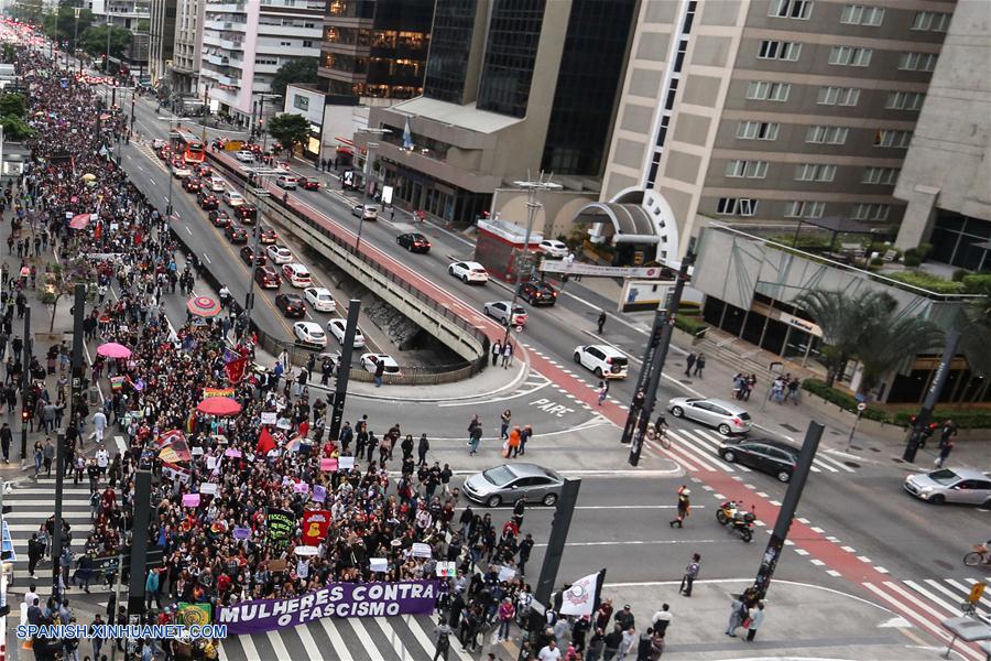 SAO PAULO, octubre 6, 2018 (Xinhua) -- Personas se reúnen durante una protesta en contra del candidato a la Presidencia de Brasil por el Partido Social Liberal (PSL), Jair Bolsonaro, en Sao Paulo, Brasil, el 6 de octubre de 2018. Más de 147 millones de brasileños están llamados a participar el próximo domingo en las elecciones generales más inciertas de la historia reciente, luego de una severa crisis política del país. Los números apuntan a un escenario de segunda vuelta muy disputado entre Bolsonaro y el candidato del Partido de los Trabajadore (PT), Fernando Haddad, que empatan técnicamente en las simulaciones del segundo turno. (Xinhua/Rahel Patrasso)