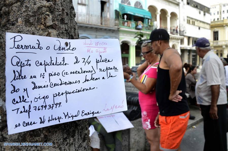 LA HABANA, octubre 7, 2018 (Xinhua) -- Imagen del 6 de octubre de 2018, de la vista de un cartel que promueve la venta o permuta de una vivienda, en la Bolsa de Permuta de Prado, en La Habana, Cuba. La conocida Bolsa de Permuta de Prado es un espontáneo lugar de intercambio de casas ubicado en el Paseo del Prado, una de las más viejas avenidas de la capital cubana. Allí, bajo la sombra de frondosos árboles, cientos de personas se dan cita todos los fines de semana en un informal mercado de viviendas donde, con carteles escritos a mano, muchos promueven los inmuebles que ofrecen y lo que necesitan. Los llamados "corredores de permutas" o "permuteros", como también se les conoce popularmente, son personas que se dedican a gestionar los intercambios de vivienda y cobran por esos servicios una parte del dinero involucrado en la transacción. (Xinhua/Joaquín Hernández)
