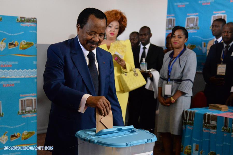 YAUNDE, octubre 7, 2018 (Xinhua) -- El presidente de Camerún, Paul Biya (frente) emite su voto en una casilla electoral, en Yaundé, Camerún, el 7 de octubre de 2018. La votación para la elección presidencial de Camerún comenzó el domingo temprano. (Xinhua/Qiao Benxiao)