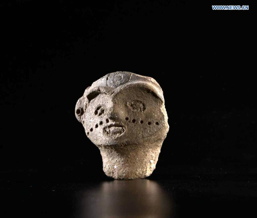 La foto muestra una pieza de cerámica con forma de cabeza femenina en el Museo Bengbu en la provincia de Anhui, este de China. (Xinhua / Museo Anhui Bengbu)