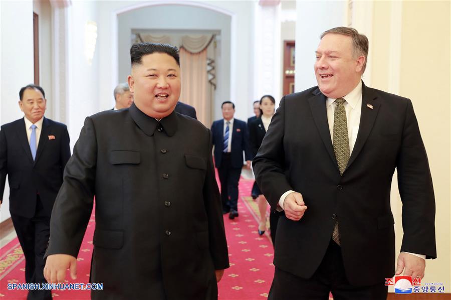 PYONGYANG, octubre 8, 2018 (Xinhua) -- Imagen cedida por la Agencia Central de Noticias Coreana (KCNA, por sus siglas en inglés), del máximo líder de la República Popular Democrática de Corea (RPDC), Kim Jong Un (i), conversando con el visitante secretario de Estado de Estados Unidos, Mike Pompeo, en Pyongyang, RPDC, el 7 de octubre de 2018. La República Popular Democrática de Corea (RPDC) y Estados Unidos acordaron el domingo hacer una segunda cumbre entre ambos en el futuro próximo. (Xinhua/KCNA)