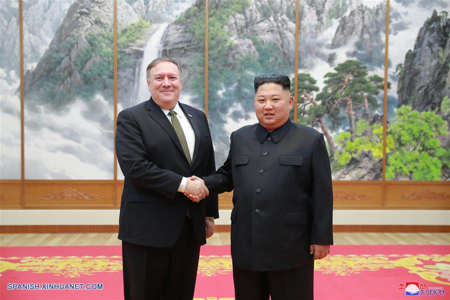 PYONGYANG, octubre 8, 2018 (Xinhua) -- Imagen cedida por la Agencia Central de Noticias Coreana (KCNA, por sus siglas en inglés), del máximo líder de la República Popular Democrática de Corea (RPDC), Kim Jong Un (d), estrechando la mano con el visitante secretario de Estado de Estados Unidos, Mike Pompeo, en Pyongyang, RPDC, el 7 de octubre de 2018. La República Popular Democrática de Corea (RPDC) y Estados Unidos acordaron el domingo hacer una segunda cumbre entre ambos en el futuro próximo. (Xinhua/KCNA)