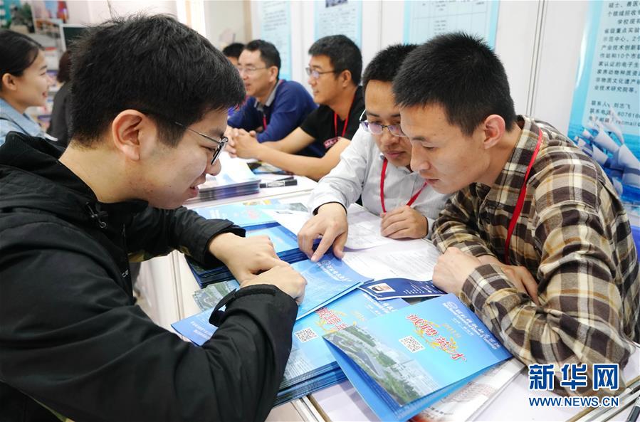 En la feria especial de reclutamiento celebrada por la Universidad Renmin de China en Beijing, los graduados de la universidad consultan al empleador para obtener información relevante (foto tomada el 12 de mayo). Agencia de noticias Xinhua, reportero Yang Shizhen.