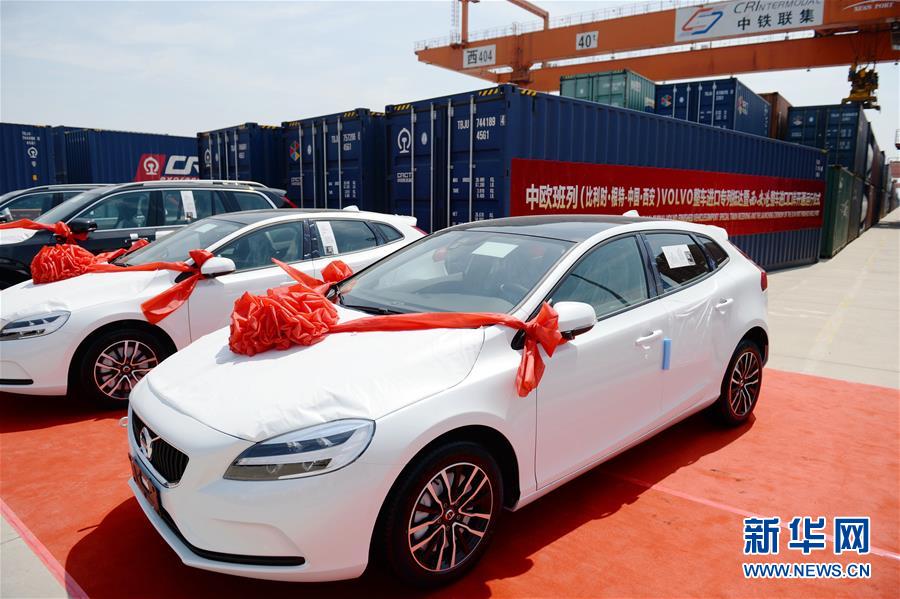 El automóvil Volvo importado en el tren "europeo" llegó a la estación del centro de contenedores de Xi'an (foto tomada el 13 de junio). Agencia de noticias Xinhua, reportero Li Yibo.