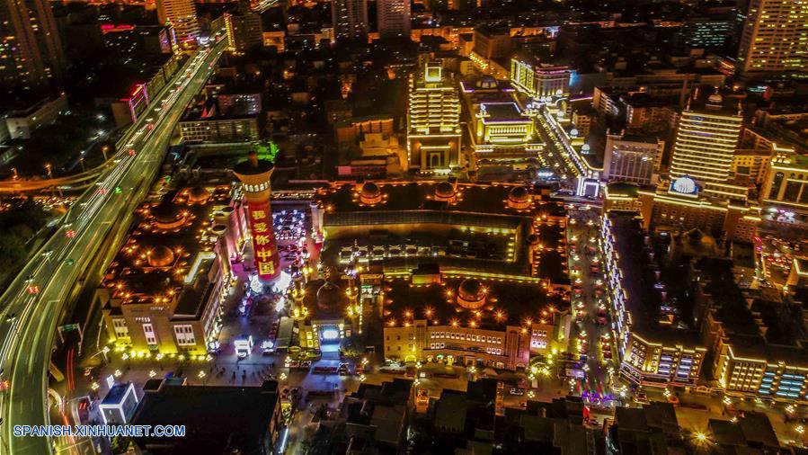 Xinjiang: Vista aérea nocturna de Urumqi
