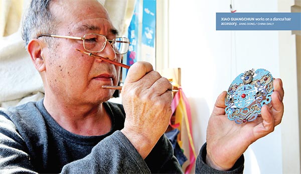 Estilo Diancui: tradición artesanal china con plumas del Martín Pescador