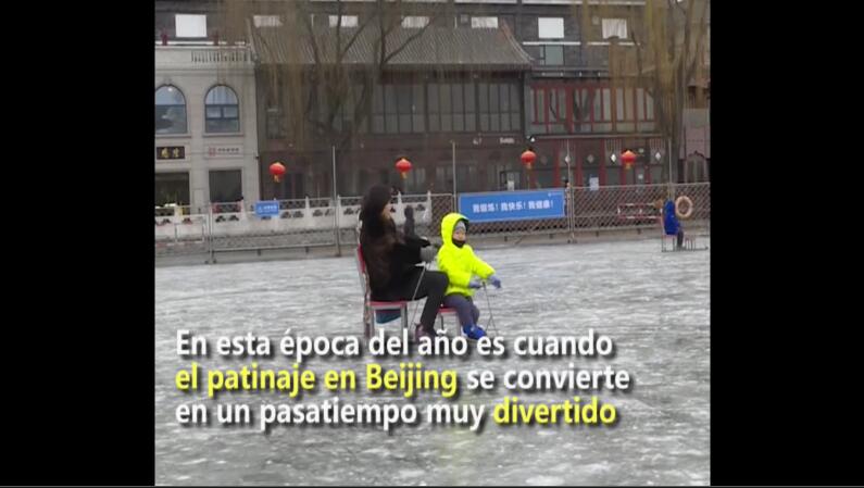 Patinaje sobre hielo en los lagos de Beijing muestra la pasión de la gente por los deportes de invierno