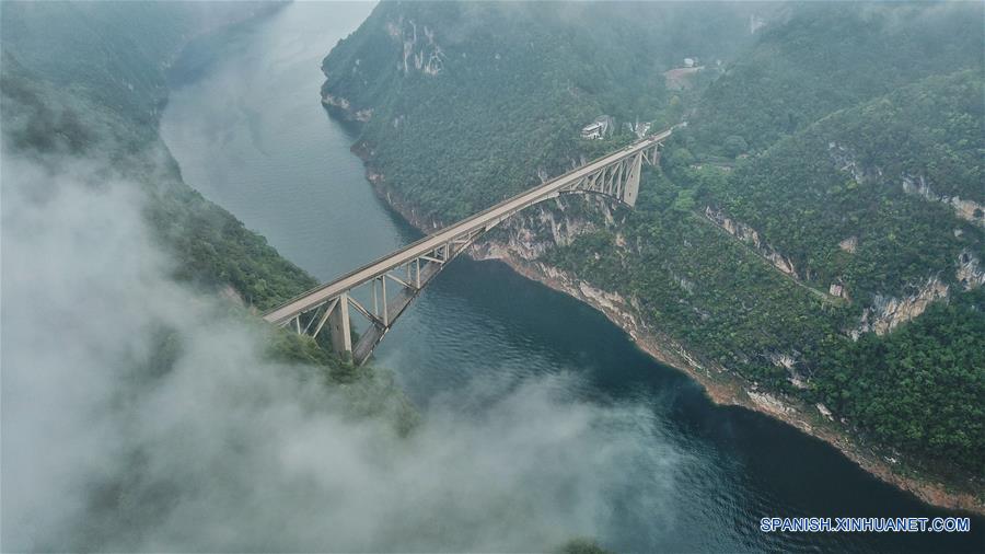 Guizhou: Vista aérea de un puente que cruza el Río Jiangjie