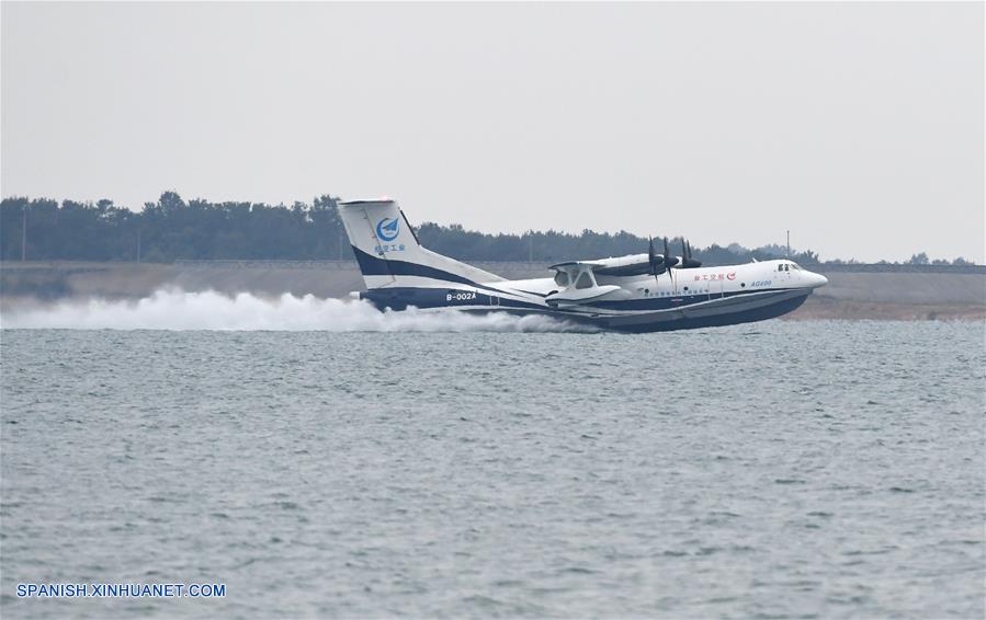Un gran avión anfibio de fabricación china completa su primer despegue desde agua