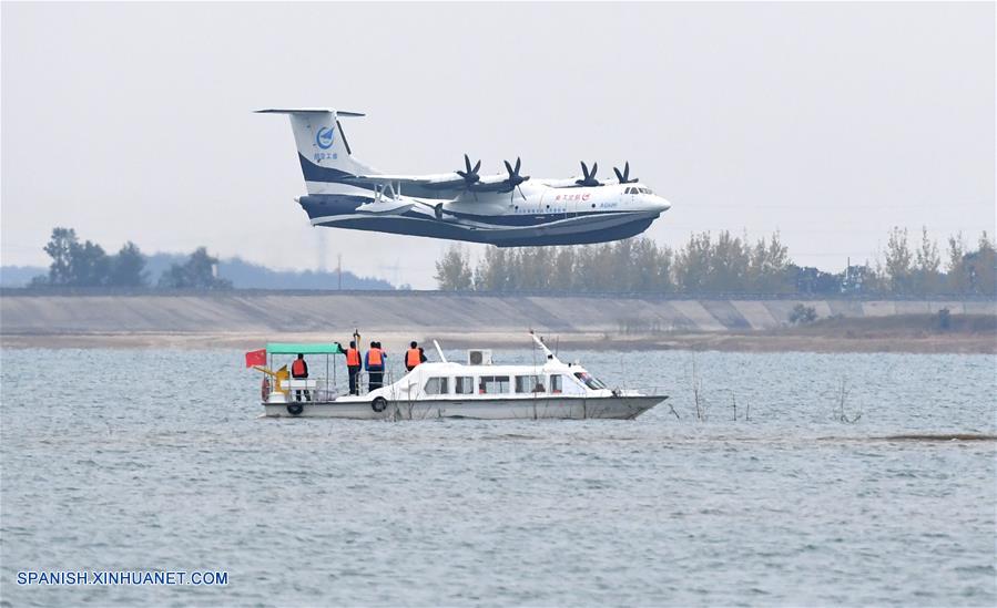 Un gran avión anfibio de fabricación china completa su primer despegue desde agua