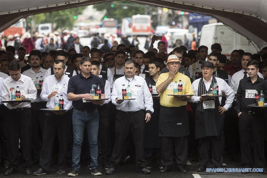 ESPECIAL: Camareros protagonizan tradicional carrera por las calles de Buenos Aires