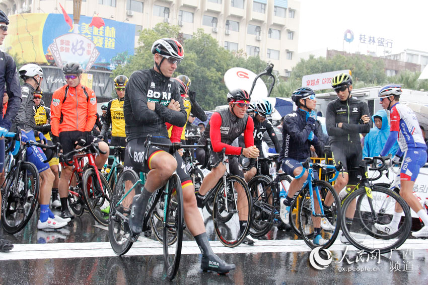 La lluvia de Guanxi no amilanó a los competidores del Circuito Mundial de Ciclismo de Carretera 2018 