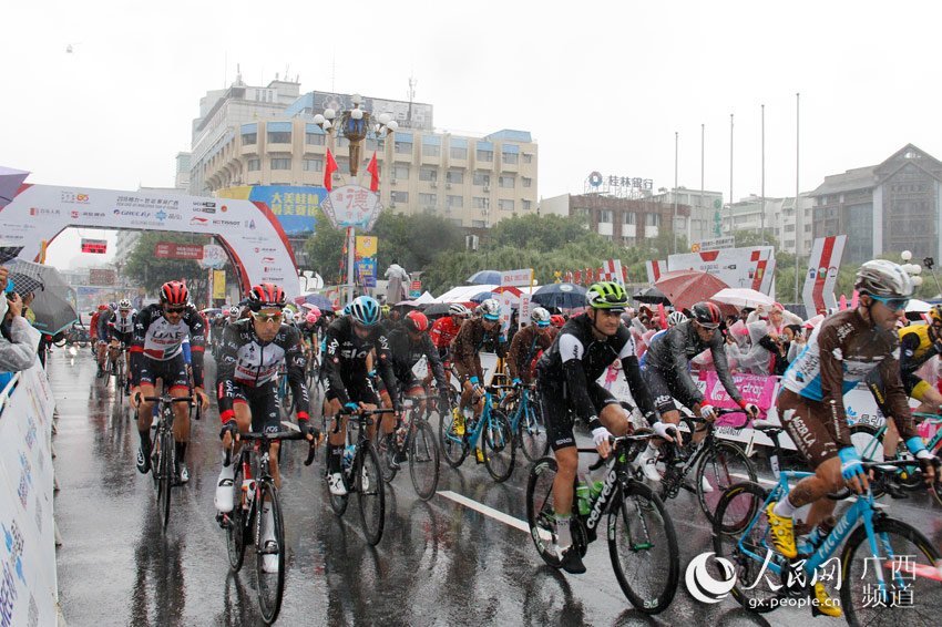 La lluvia de Guanxi no amilanó a los competidores del Circuito Mundial de Ciclismo de Carretera 2018 