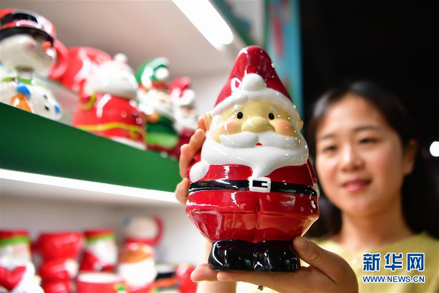 El 23 de octubre, los creadores de Dehua Shunmei Ceramics Co., Ltd. exhibieron porcelana de Navidad que se exportará a más de 80 países y regiones. Agencia de Noticias Xinhua, reportero Wei Peiquan.