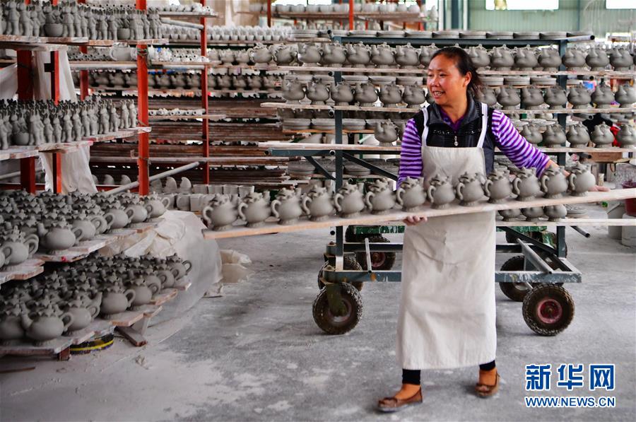 El 23 de octubre, los trabajadores de Dehua Shunmei Ceramics Co., Ltd. trasladan las teteras de cerámica en la línea de producción. Agencia de Noticias Xinhua, reportero Wei Peiquan.