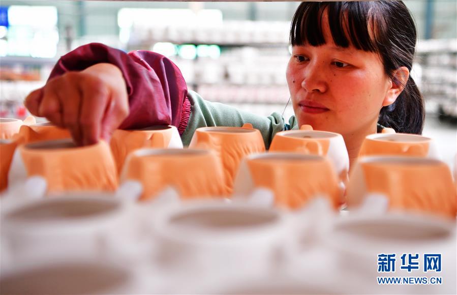 El 23 de octubre, los trabajadores de Dehua Shunmei Ceramics Co., Ltd. seleccionan las ollas de barro para hornear en la línea de producción. Agencia de Noticias Xinhua, reportero Wei Peiquan.