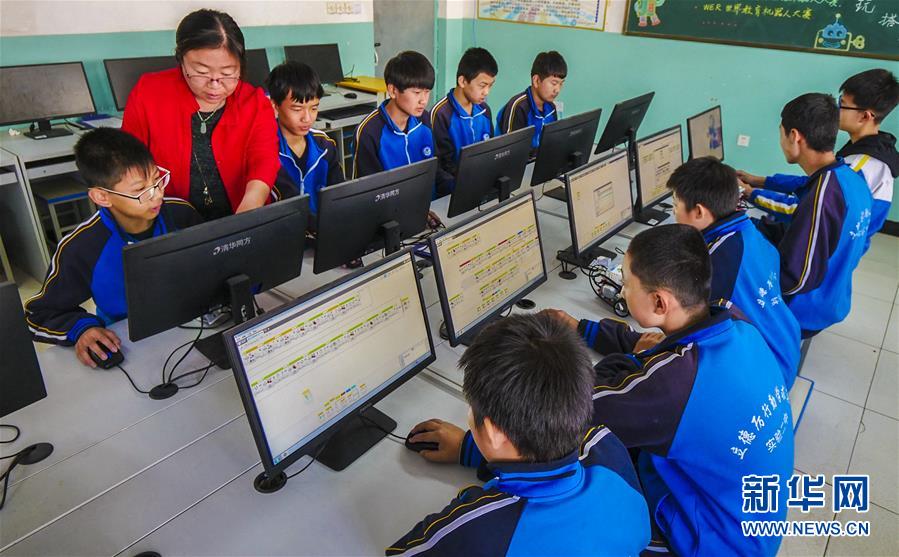 Una escuela primaria de Hebei abre un curso de robots
