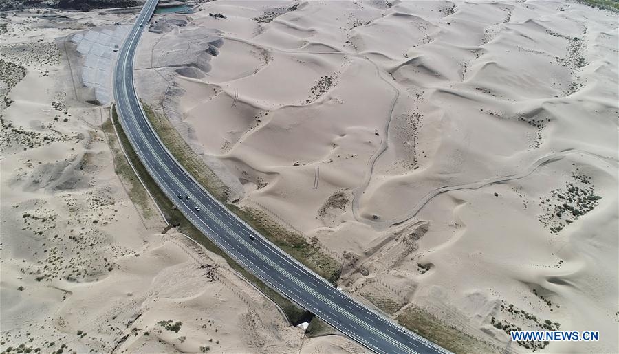 Paisaje del parque nacional del desierto en construcción en Tíbet de China