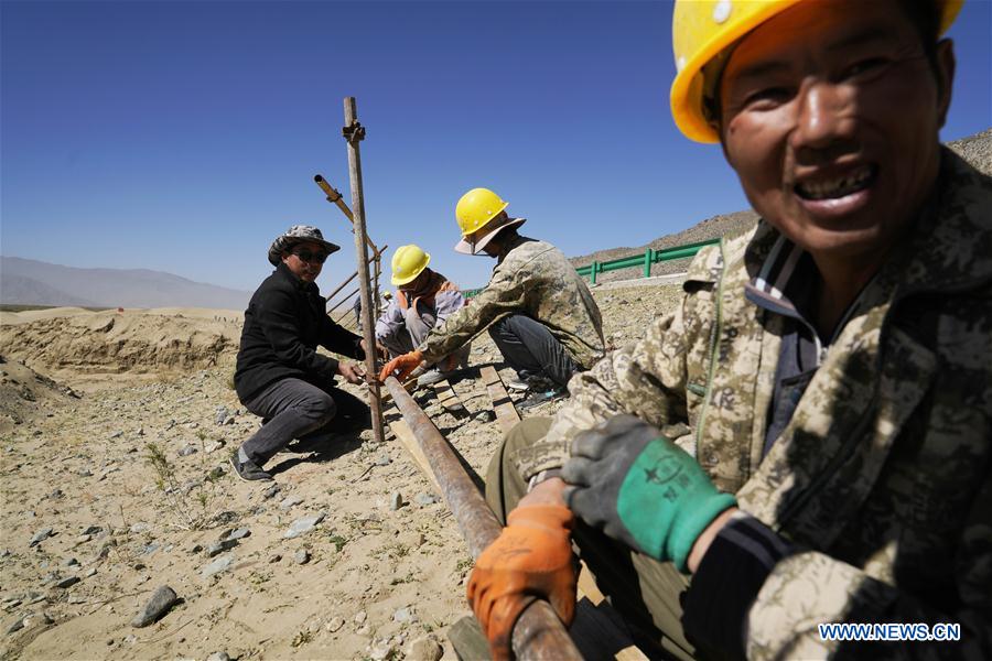 Paisaje del parque nacional del desierto en construcción en Tíbet de China