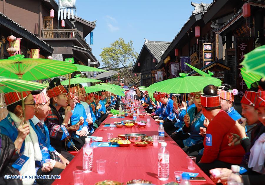 Guizhou: Banquete de mesa larga en condado de Danzhai