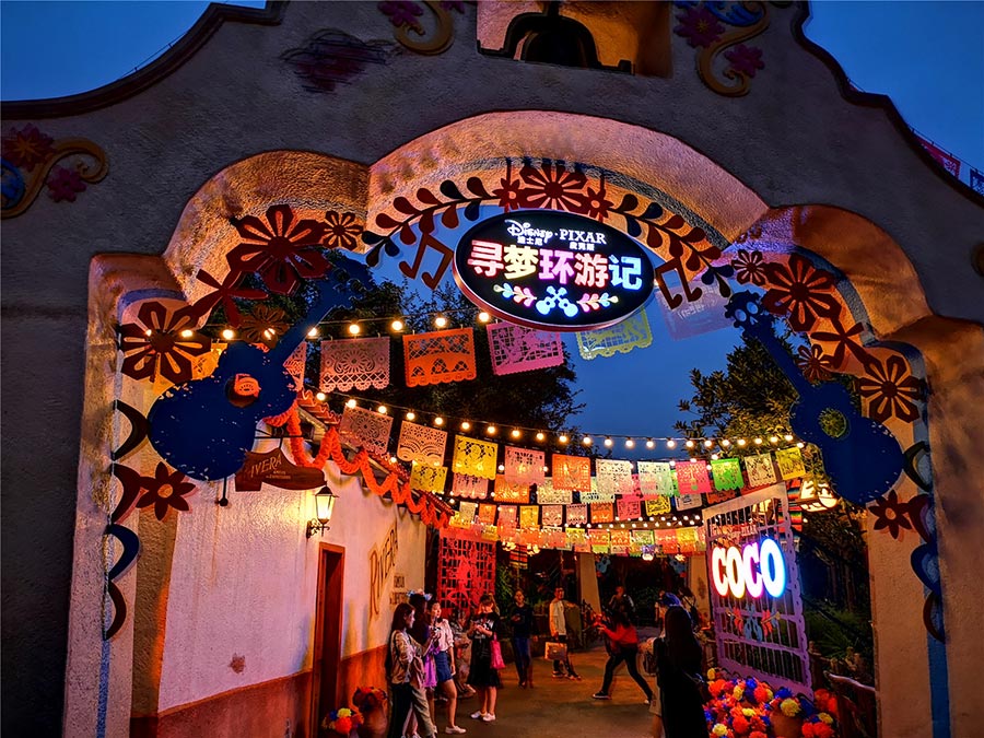 Este otoño, los huéspedes de Shanghai Disney Resort pueden disfrutar de una experiencia especial de tiempo limitado inspirada en el Día de los Muertos. [Foto provista a chinadaily.com.cn]