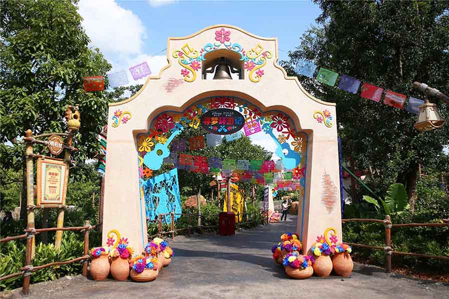 Los huéspedes están invitados a subir al set de Disney ∙ Pixar's Coco y explorar el pequeño pueblo mexicano de Santa Cecilia. [Foto provista a chinadaily.com.cn]