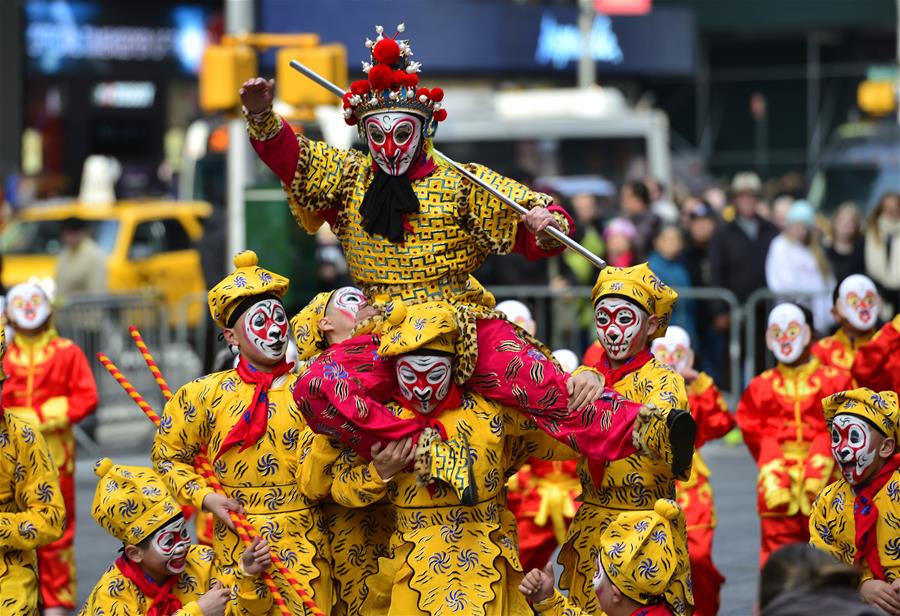 Un “flash mob” (acción organizada en la que un gran grupo de personas se reúne de repente en un lugar público para realizar algo inusual) incluyó un centenar de artistas en trajes de mono para celebrar la llegada del año nuevo chino en el Times Square de Manhattan, Nueva York, Estados Unidos, 6 de febrero del 2016. (Foto: Xinhua/ Wang Lei)